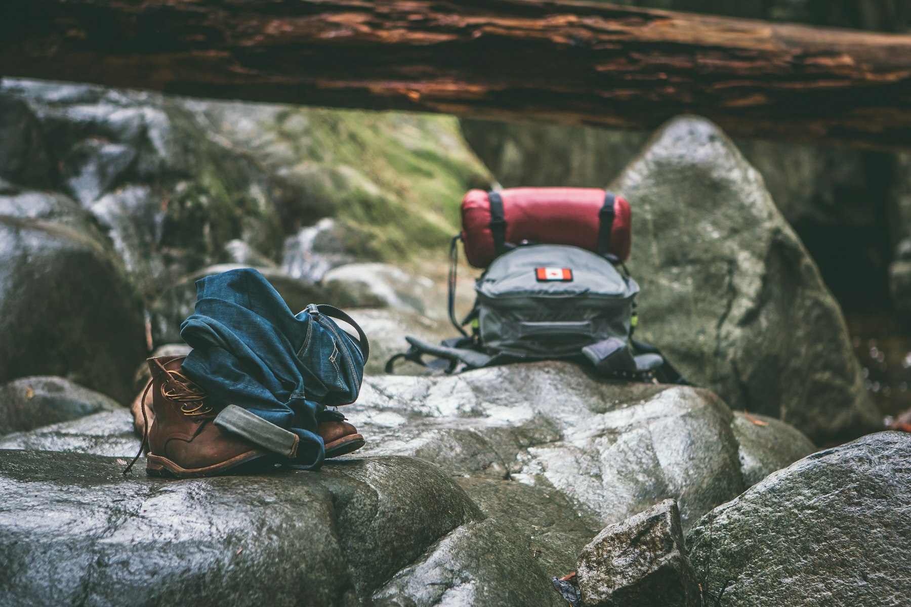 Duas mochilas de trekking e botas pousadas sobre rochas