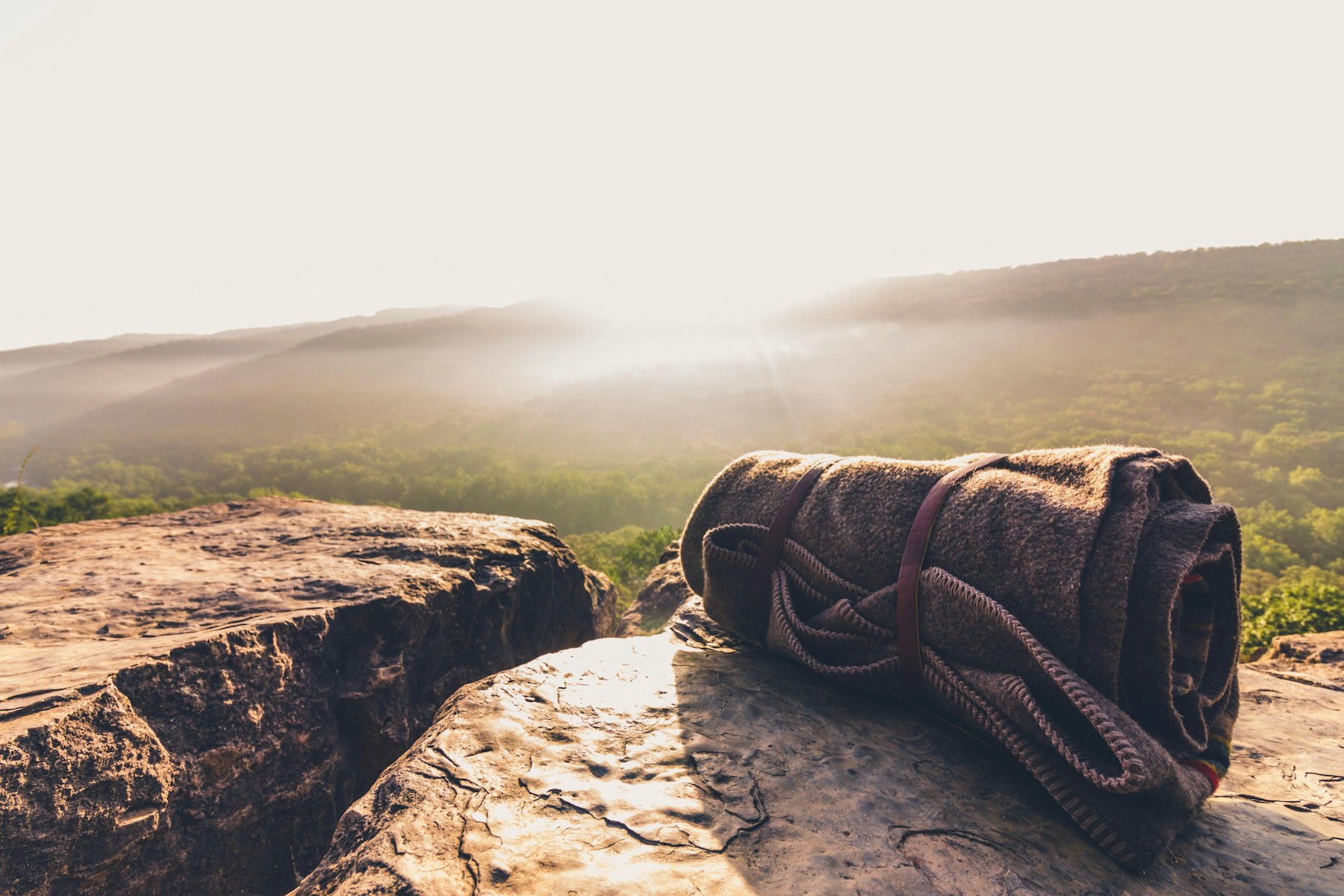 Saco-cama: como escolher o certo para acampar em Portugal