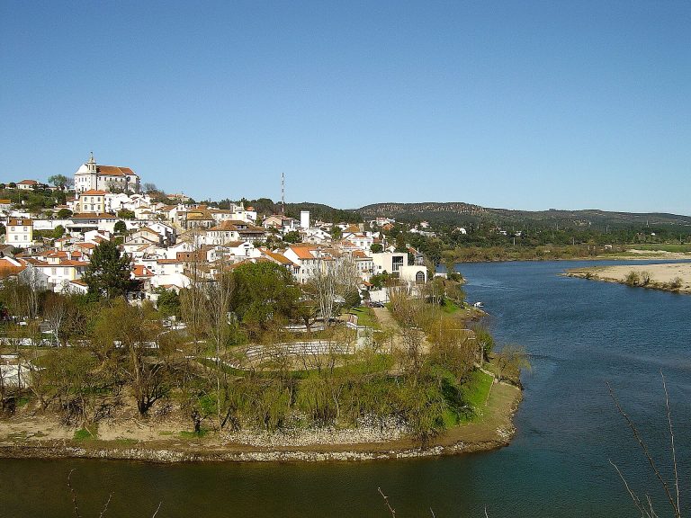 O casario de Constância à beira do rio
