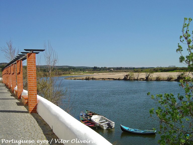 Pérgola e barcos na margem do rio, em Constância