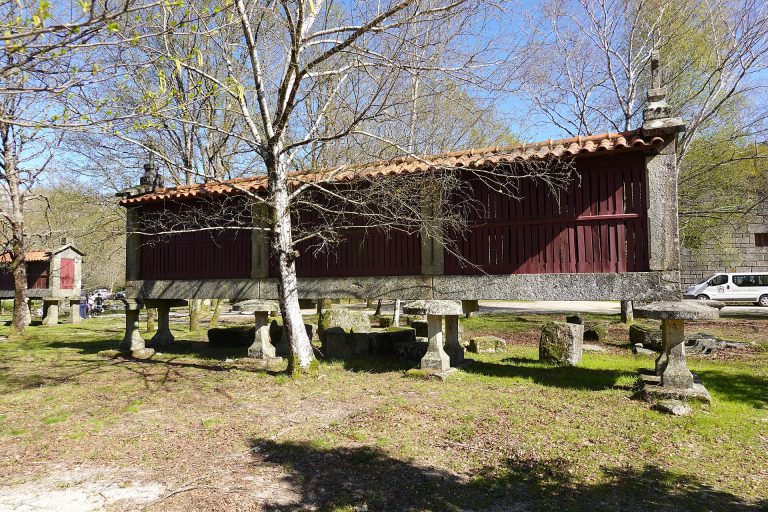 Espigueiro de granito em São João do Campo, Campo do Gerês