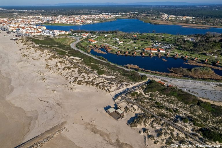 As dunas da Praia de Mira vistas do ar, com a Barrinha e a vila atrás
