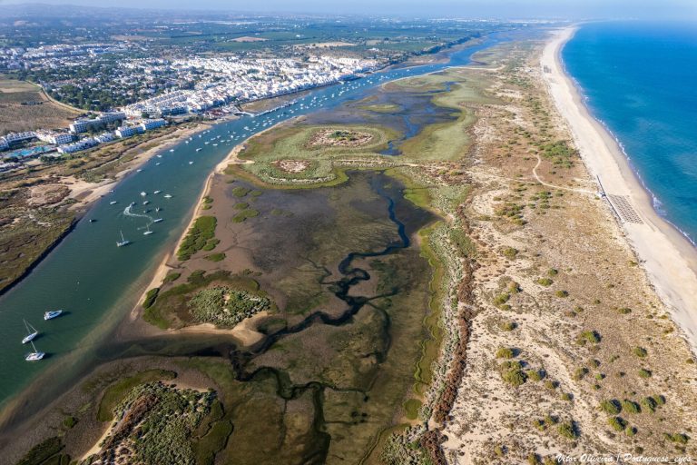 A Ria Formosa e a ilha-barreira em frente a Cabanas, vistas do ar