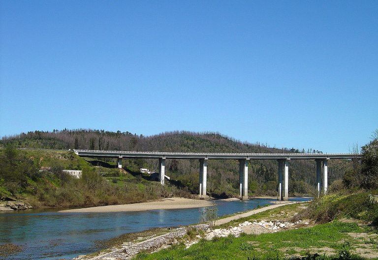 O rio Zêzere em Constância, fotografado perto do parque